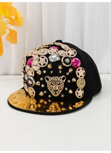 Cappellino da baseball nero con visiera piatta, testa di leopardo dorata e strass luminosi.
