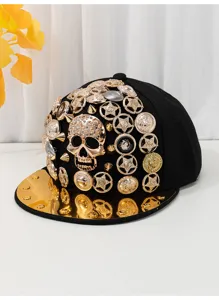 Cappellino da baseball nero con tesa piatta, teschio dorato e bottoni di metallo di lusso.
