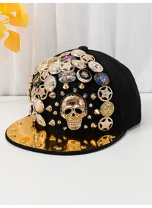 Berretto da baseball piatto nero in stile punk con teschio dorato e borchie metalliche.