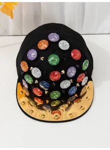 Cappellino da baseball nero con visiera piatta e decorazioni di gemme e rivetti.