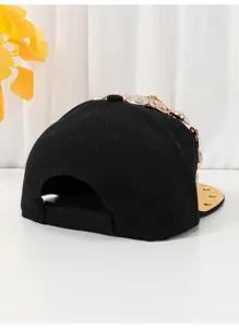 Cappellino da baseball nero con visiera piatta e decorazioni in metallo dorato.