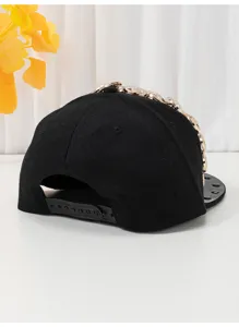 Cappellino da baseball nero con catena dorata, visiera piatta trendy per stile streetwear.