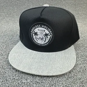 Gorra snapback de hip hop negra y gris con parche bordado y visera plana de béisbol.