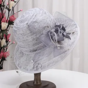 Vue detaillee du chapeau de soleil en dentelle grise avec elegante decoration en filet floral.