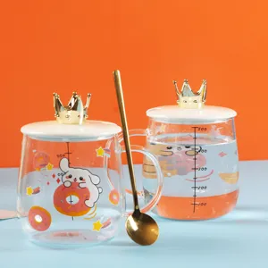 Cute cartoon glass mug with crown lid and spoon, 500ml clear coffee and milk cup detail.