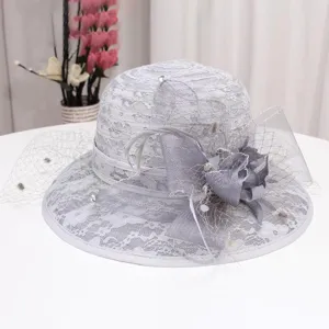 Détail chapeau de soleil en dentelle grise, design en maille respirante, élégant pour été.