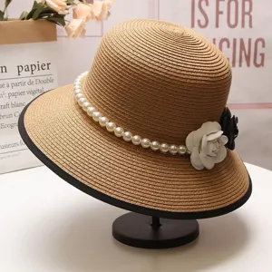 Chapeau de paille vintage français avec perles élégantes et fleurs pour l'été en plein air.