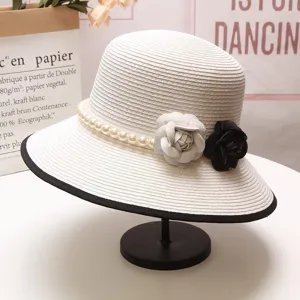 Chapeau de soleil vintage français noir et blanc avec perles et camélias pour femmes.