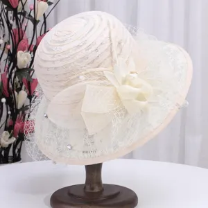 Chapeau de soleil en dentelle beige élégant avec voile en tulle délicat et détails de strass.