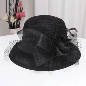 Chapeau de soleil noir élégant pour femmes en dentelle avec un grand nœud pour l'été.