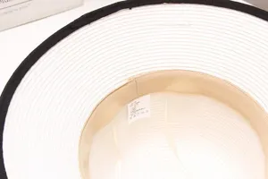 Chapeau de paille de soleil vintage français noir et blanc femme élégant bob détail.