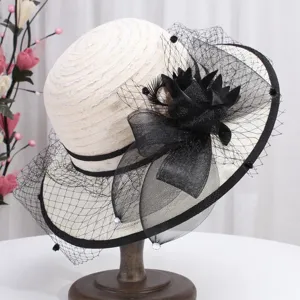 Gros-plan chapeau de soleil en dentelle pour femme, voile floral noir detail, chapeau vintage.