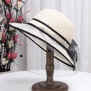 Vue détaillée d'un chapeau de soleil élégant en dentelle pour femme avec voile en filet noir.