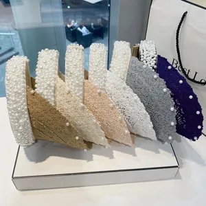 Detalle del sombrero de sol con encaje y perlas, acabado fino y múltiples colores disponibles.