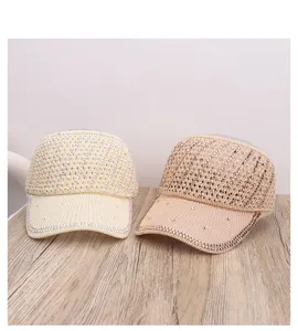 Vista detallada del sombrero hueco de punto transpirable con diamantes de imitación brillantes.