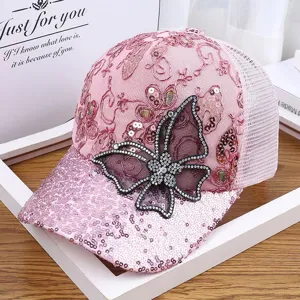 Vista di dettaglio del berretto da baseball rosa con paillettes e farfalla strass