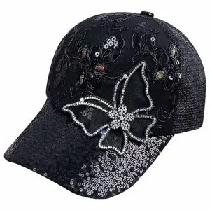 Primo piano della splendida farfalla in strass scintillante e dei dettagli di paillettes.