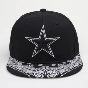 Gros plan d'une casquette noire avec étoile brodée et visière motif cachemire style.