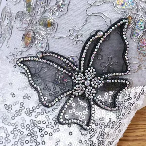 Primo piano dettaglio di ricamo strass farfalla paillettes berretto baseball.