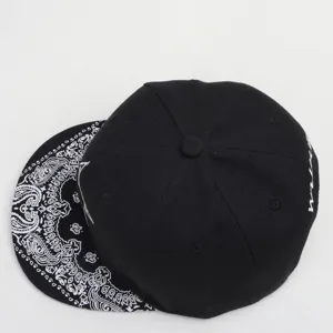 Casquette de baseball noire à visière plate avec motif cachemire et broderie latérale.