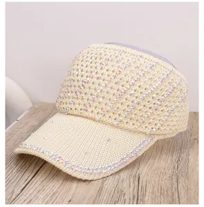 Visera de sol tejida calada con pedrería brillante, diseño transpirable para actividades al aire libre.