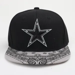 Casquette plate noire avec étoile brodée et imprimé cachemire gris pour style streetwear.