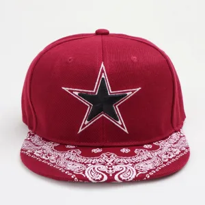 Casquette de baseball snapback rouge avec étoile noire brodée et visière plate imprimée paisley.