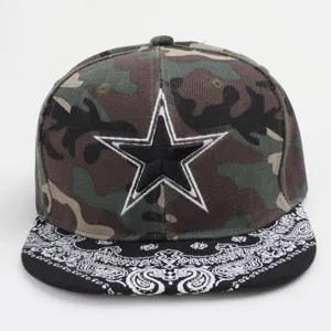 Casquette de baseball camouflage avec visière cachemire et étoile brodée style urbain mode.