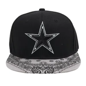 Casquette plate noire avec broderie d'étoile blanche et visière paisley grise style hip hop.