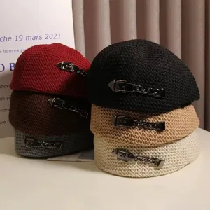Baret tricoté femme avec boucles métalliques casquette gavroche élégante printemps chic.