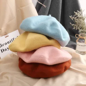Vue detaillee de beret en laine douce empilee en couleurs bonbon, style automne hiver.