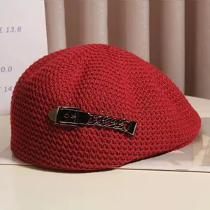 Chapeau beret en maille rouge pour femme, casquette plate chic avec chaine et boucle en metal.
