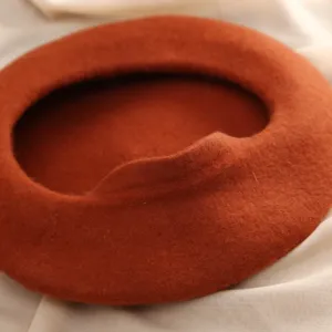 Béret en laine orange vue de détail, gros plan sur la texture du tissu pour la mode.