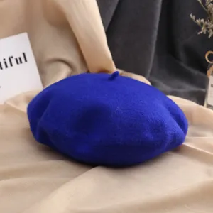 Vue détaillée d'un béret en laine bleu roi, chapeau de peintre rétro artistique d'automne hiver.