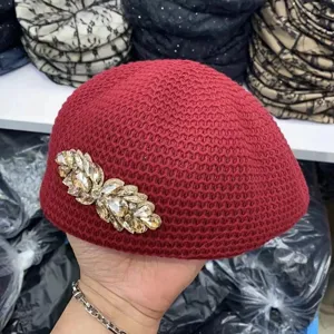 Béret tricoté rouge avec broche en strass, accessoire de tête élégant en maille printemps.