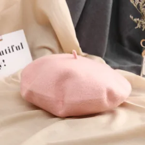Vue rapprochée du béret en laine rose douce, montrant une texture confortable et un joli design.