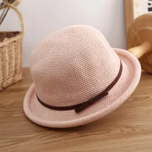 Chic sombrero de paja rosa para mujer con lazo marrón, perfecto para primavera y verano.