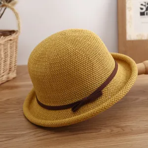 Vista detallada del lindo sombrero de paja amarillo con lazo marrón, ideal para sol de verano.