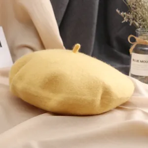 Gros plan d'un béret en laine jaune douce, style chapeau de peintre automne hiver détail photo.