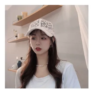 Women's white lace baseball cap with sweet daisy embroidery, breathable summer sun hat.