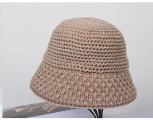 Cappello a secchiello in maglia classico da donna, lana spessa inverno caldo dettaglio retro.