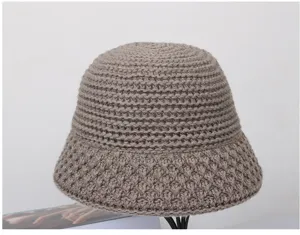 Vista dettagliata della trama del cappello in maglia, lana accogliente e design classico.
