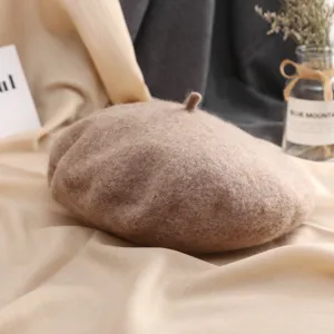 Gros plan d'un béret en laine douce couleur chameau, texture confortable et style peintre classique.