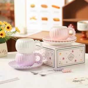 Set di tazza e piattino da caffè in ceramica estetica con cucchiaio dal design rosa.