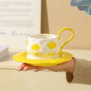 Handgeschilderde tulp keramische koffiekop en schotel set, schattige gele mok voor cadeaus.