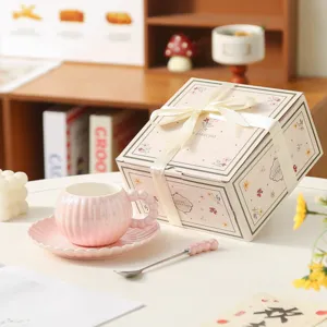 Set di tazze da caffè e piattini in ceramica rosa con cucchiaio e confezione regalo elegante.