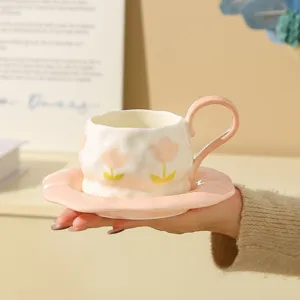 Handgeschilderde tulp keramische koffiekop en schotel detailopname prachtig vakmanschap.