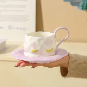 Handgeschilderde keramieken tulp koffiekop en schotel set, prachtig servies voor thee.