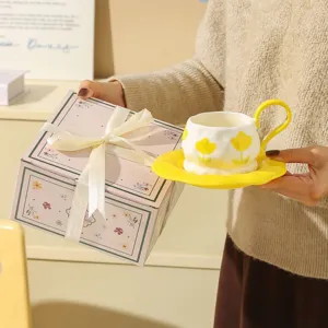 Handgeschilderde tulp keramische koffiekop en schotel set met cadeauverpakking voor vrouwen.