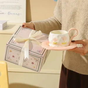 Handgeschilderde tulp keramische koffiekop en schotel set detail met prachtige geschenkdoos.